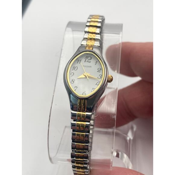 Pulsar 1N01-X203 Womens Analog Petite Oval Watch 17mm - New Battery - WR - Picture 3 of 9